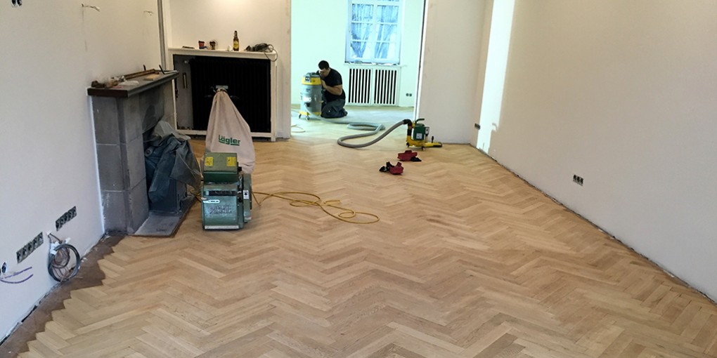 Parkett nach dem ersten Schleifgang mit dem Bandschleifer