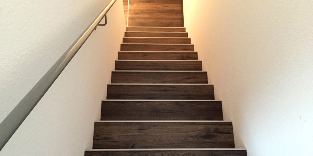 renovierte Treppe mit Laminat