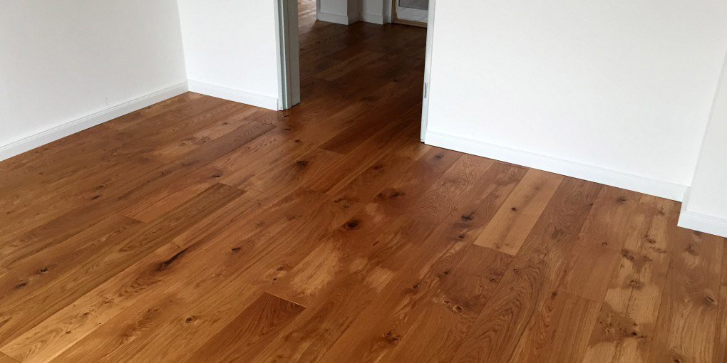 Nach der Bodenrenovierung mit neuen Dielen sehen die Räume elegant aus.