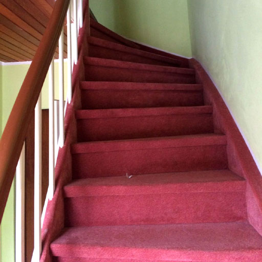 Treppe mit Teppich vorher