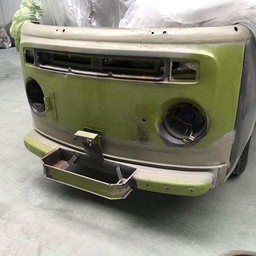Der VW Bulli ist für das Sandstrahlen vorbereitet.