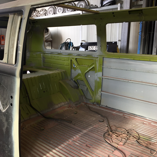 Boden des VW T2 mit der Sandstrahltechnik gereinigt