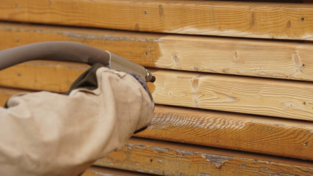 Sandstrahlverfahren bei Holz