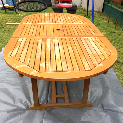 Gartentisch aus Holz vor der Renovierung mit Sandstrahlen