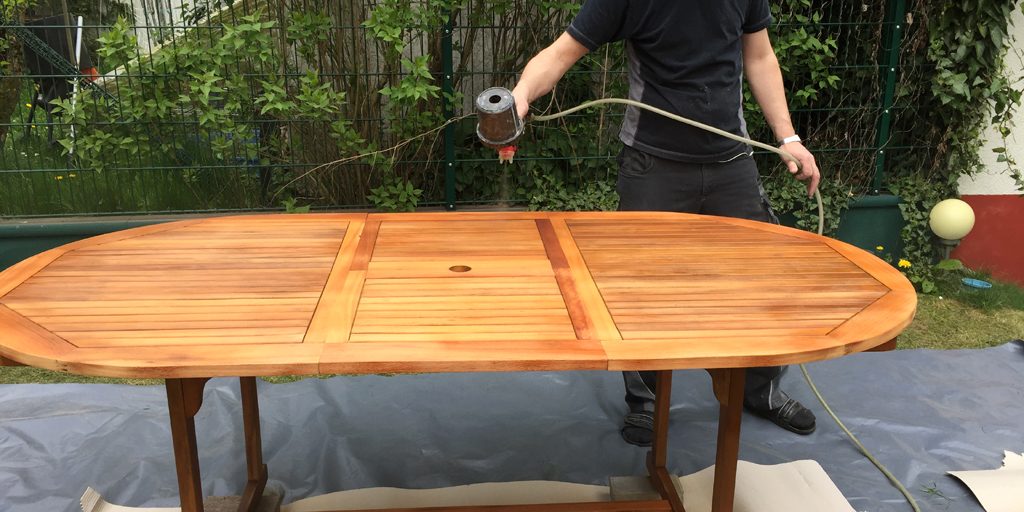 Gartenmöbel sandstrahlen: Im Anschluss Holztisch mit Öl versiegeln