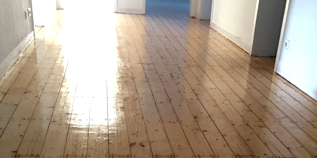 Dielen abziehen: in 6 Schleifgängen von Ochsenblutrot zur Naturfarbe