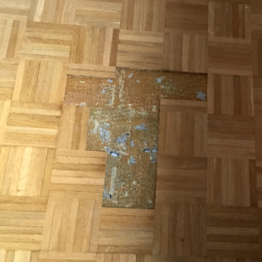 Lose Stäbe werden vor der Einfärbung des Parketts geklebt.