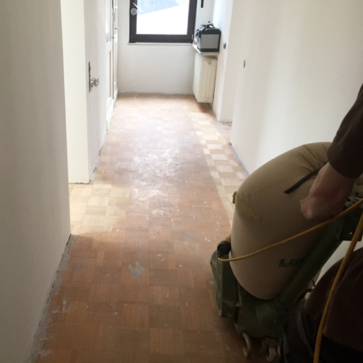 Schleifen als Vorbereitung, bevor wir Parkett und Dielen färben.
