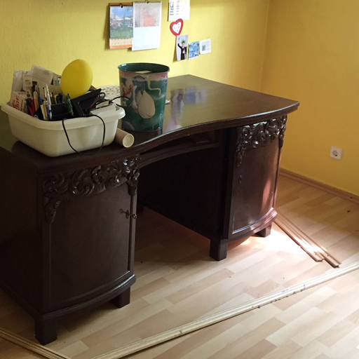 Arbeitszimmer mit altem Laminatboden