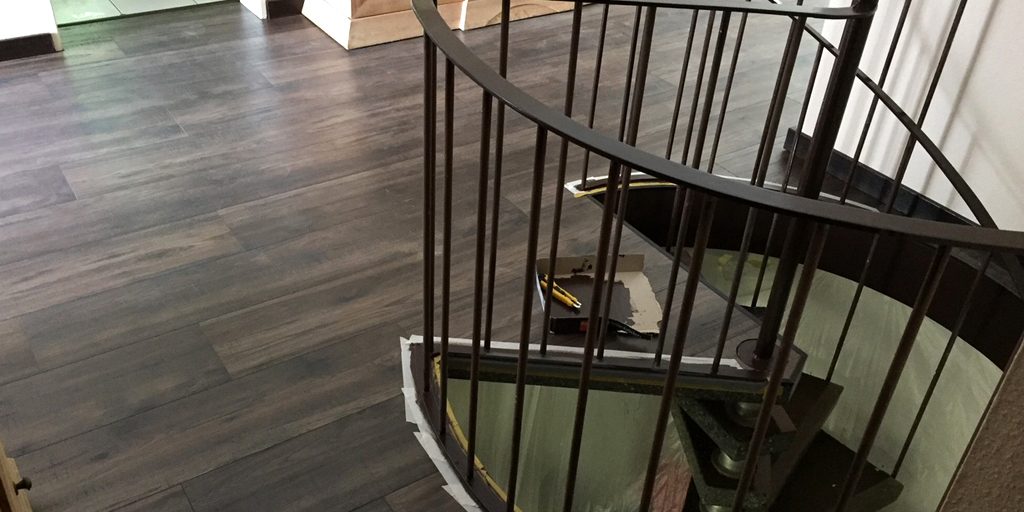 Laminat um Wendeltreppe verlegt von Parkett Remel