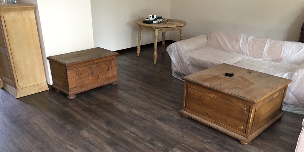 Zimmer mit neuem Laminatboden