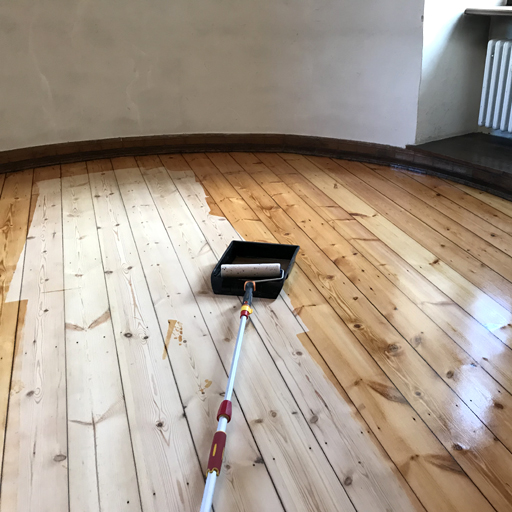 Denkmalgeschützte Böden renovieren und mit schadstofffreiem Hartwachsöl beschichten.