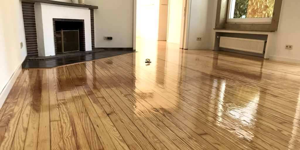 Teppichkleber von Dielen entfernen - Tipps zur Bodenrenovierung