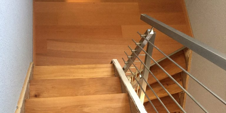 Schöne Kombination: Alte Treppe mit Parkett renovieren