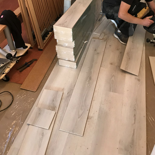 Ein Folie oder Trittschalldämmung dient als Trennschicht zwischen Teppichkleber und Laminat.