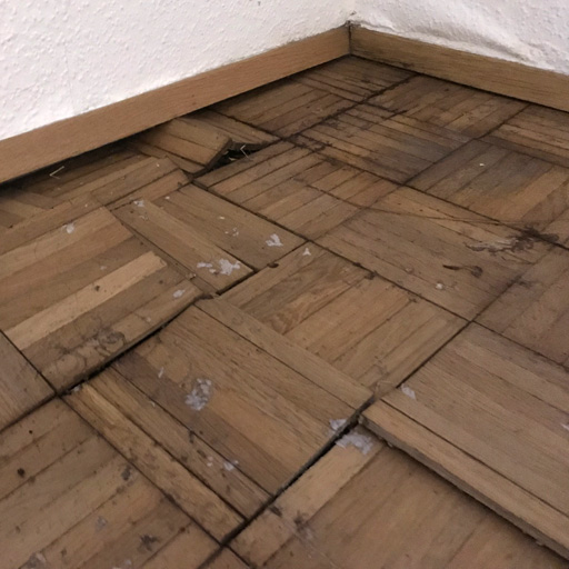 Wasser kann zu dunklen Flecken im Parkett führen