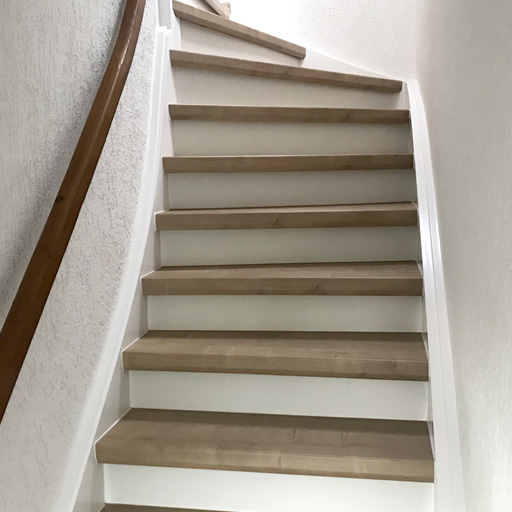 Treppe nach dem Renovieren mit Laminat