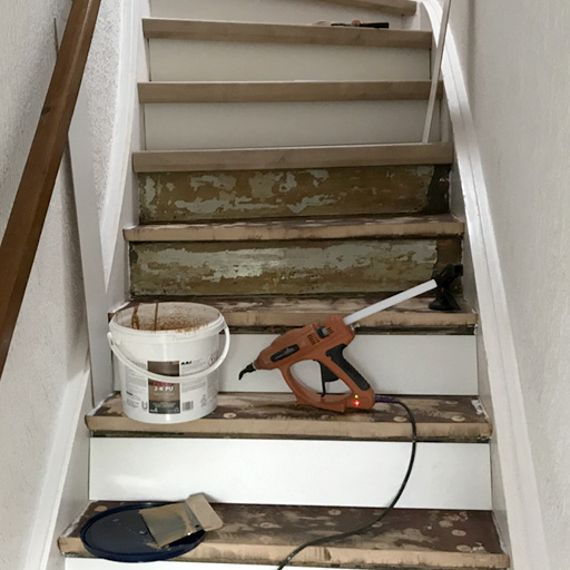 Treppe verkleiden wir mit Laminat von oben nach unten