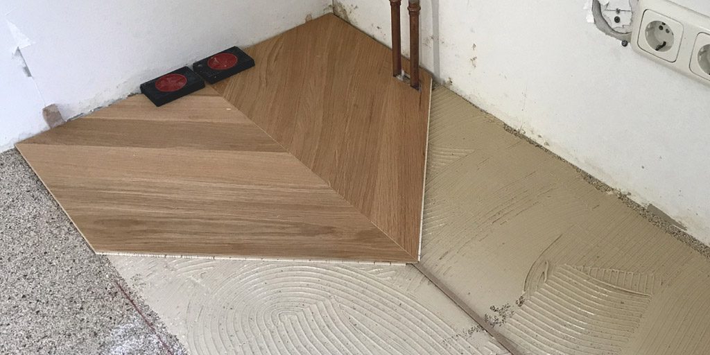 Parkett verlegen mit Abstand zu Wand. Beim Französisch Fischgrät liegen die Stäbe im 45-Grad-Winkel zur Wand.