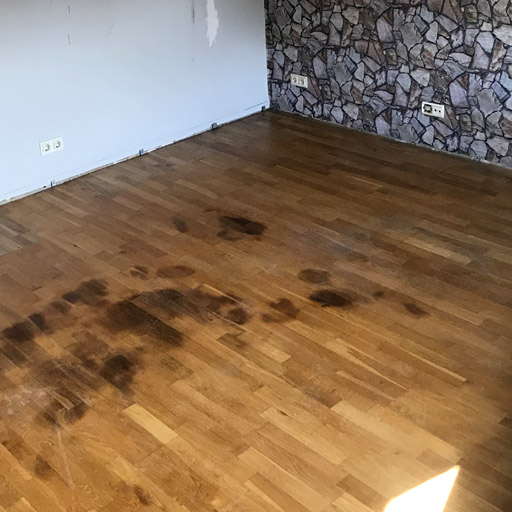 Parkett mit Flecken vor Färbung des Parketts