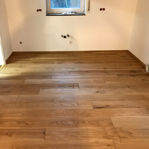 Massivdielen auf Estrich kleben in der Küche 