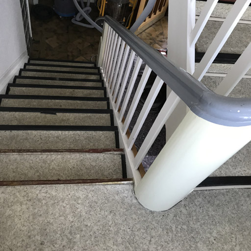 Treppe mit PVC-Belag vor der Treppenrenovierung / Treppensanierung