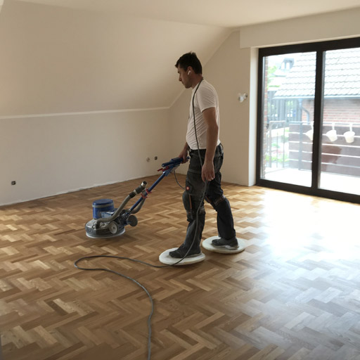 Mit der Poliermaschine uns Vliespad nehmen wir überschüssiges Öl vom Parkett.