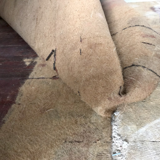 Tierhaare wurden dem Kleber oft beigemischt, um das PVC besser auf den Dielen zu verkrallen.