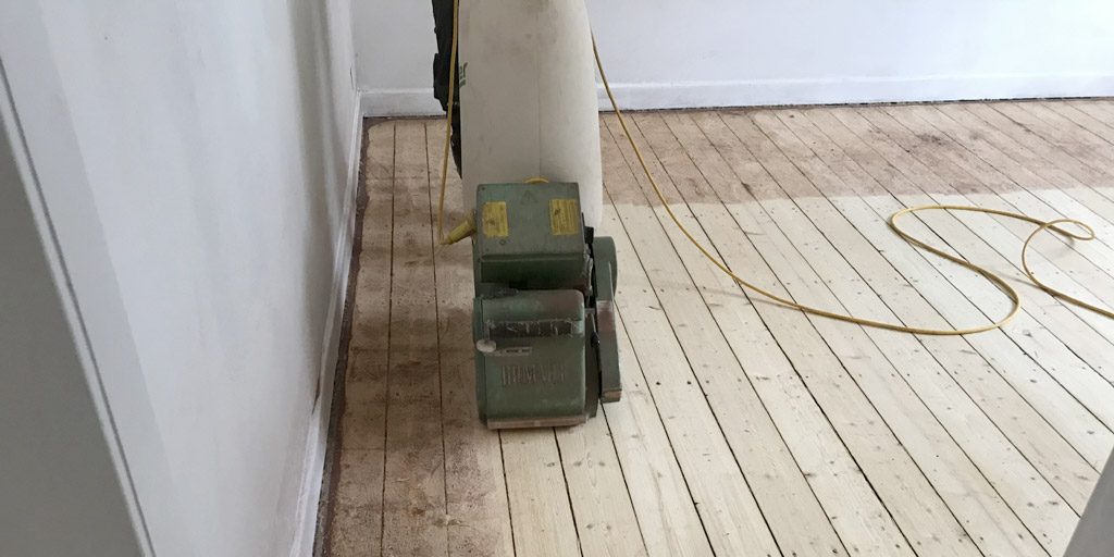 Dielen schleifen mit der Bandschleifmaschine