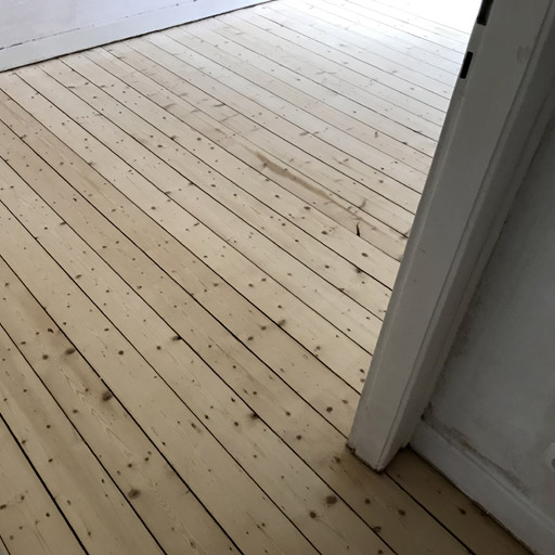 Weichholzdielen abgeschliffen in der Bochumer Wohnung