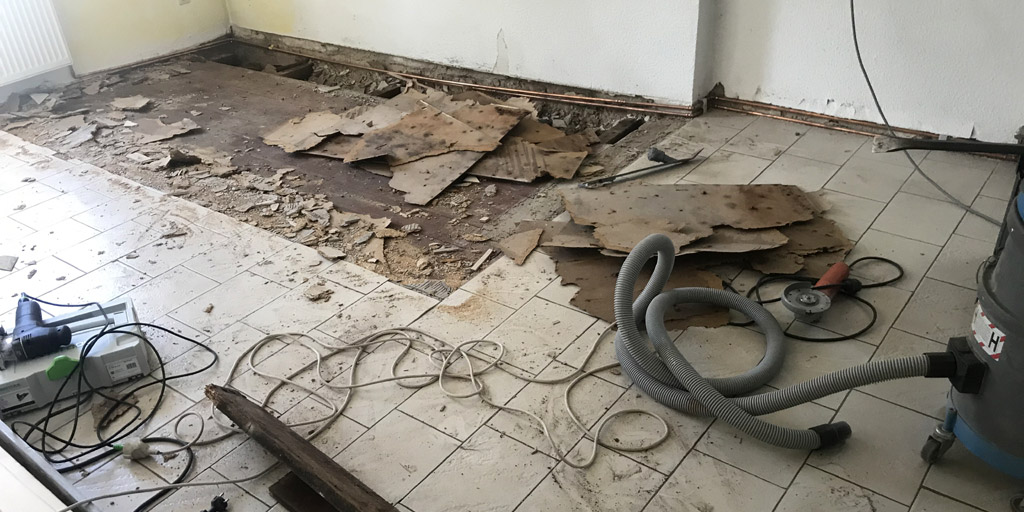 Diele für Diele entfernen zur Vorbereitung, um Laminat auf Fliesen zu verlegen