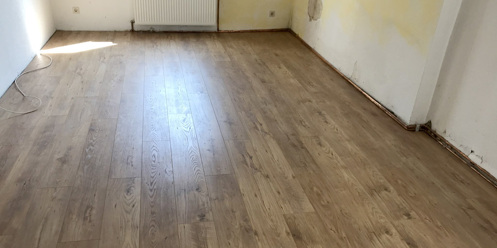 neues Laminat verlegen auf Fliesenboden