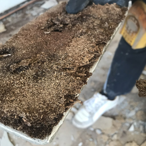 Deutlich zu erkennen: Das Holz der Dielen ist morsch geworden durch Feuchtigkeit und Holzwurm