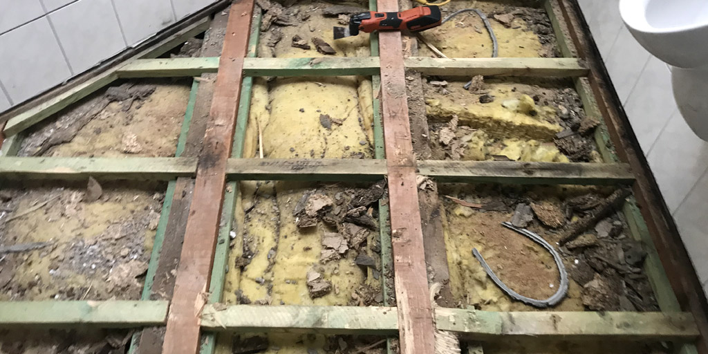 Unterkonstruktion im Bad: Der Dachboden wurde ausgebaut und die Fliesen auf Holzplatten verlegt.