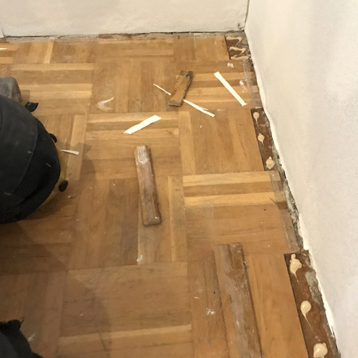 Mit Kleber werden die Stäbe vor dem Schleifen wieder befestigt.