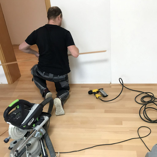 Leisten anbringen als Wandabschluss von Stabparkett
