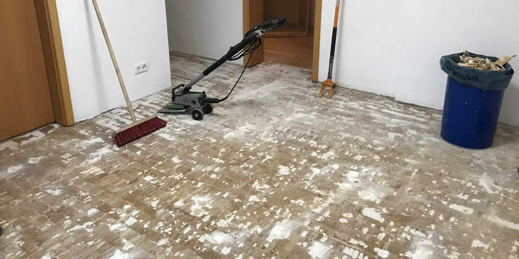 Parkettkleber entfernen von Estrich