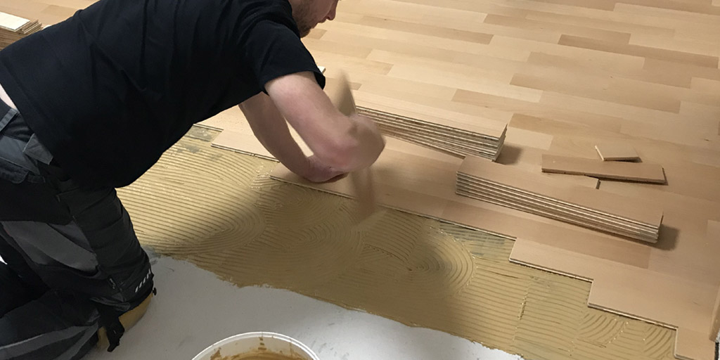 Für Stabparkett mit kleinen Stäben ist schubfester Kleber zu verwenden.