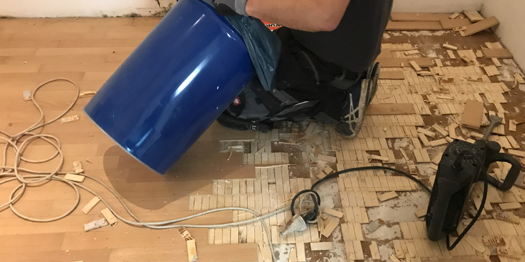 Zweischichtparkett entfernen mit dem Schlaghammer
