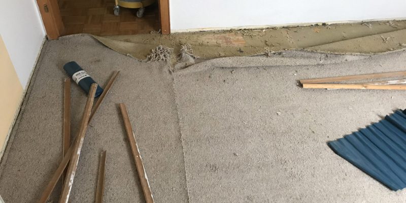 Teppichkleber von Holzboden entfernen – so geht’s richtig | Parkett Remel