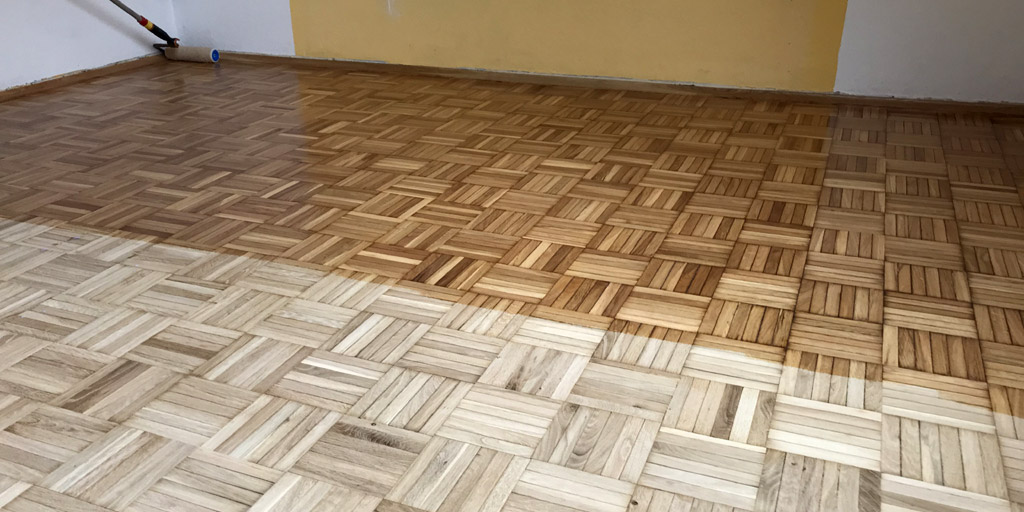 Teppichkleber von Holzboden entfernen: Danach sollten Dielen und Parkett richtig beschichtet werden.