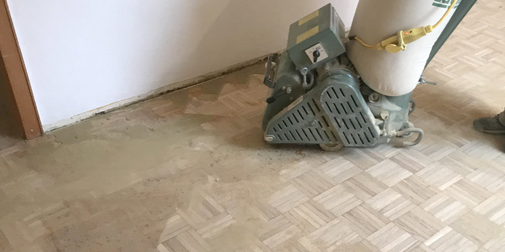 Teppichkleber von Holzboden entfernen: schleifen, fräsen oder beizen?