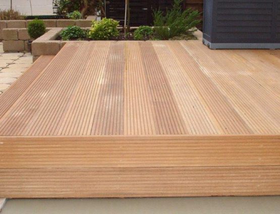 Terrassendielen verlegen wir quer oder längs - je nach Größe der Terrasse