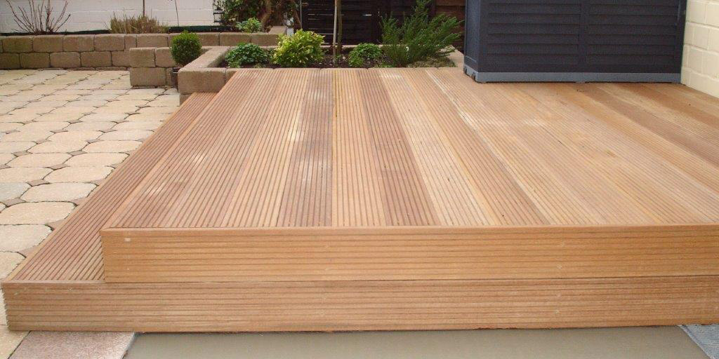 Terrassendielen verlegen wir quer oder längs - je nach Größe der Terrasse