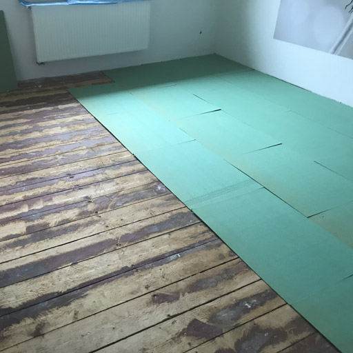 Als Trittschall dienen Faserplatten, wenn ein erhöhter Aufbau für Laminat oder Parkett notwendig ist.