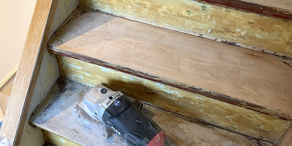 Wir schleifen die Holztreppen beim Renovieren
