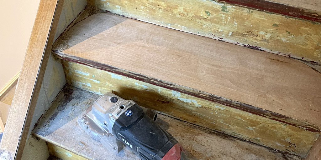 Wir schleifen die Holztreppen beim Renovieren