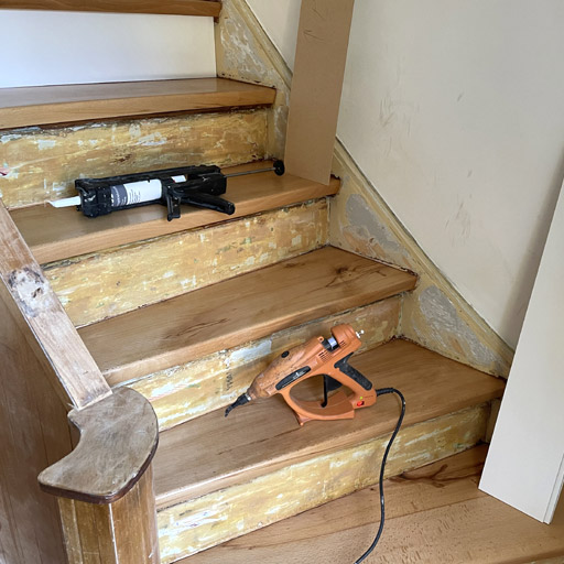 Holztreppe verkleiden mit Melaminplatten bei der Treppenrenovierung