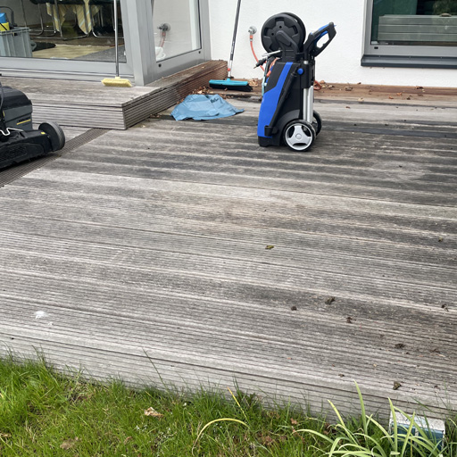 Vor neuem Ölen Terrasse reinigen