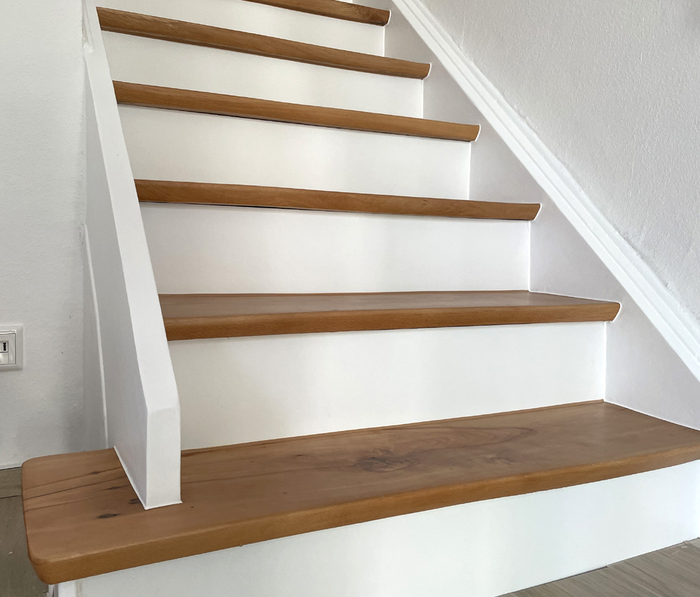 Holztreppe ohne Teppichkleber nach der Renovierung